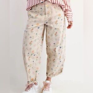 Easel Floral Cropped Pants - Cream